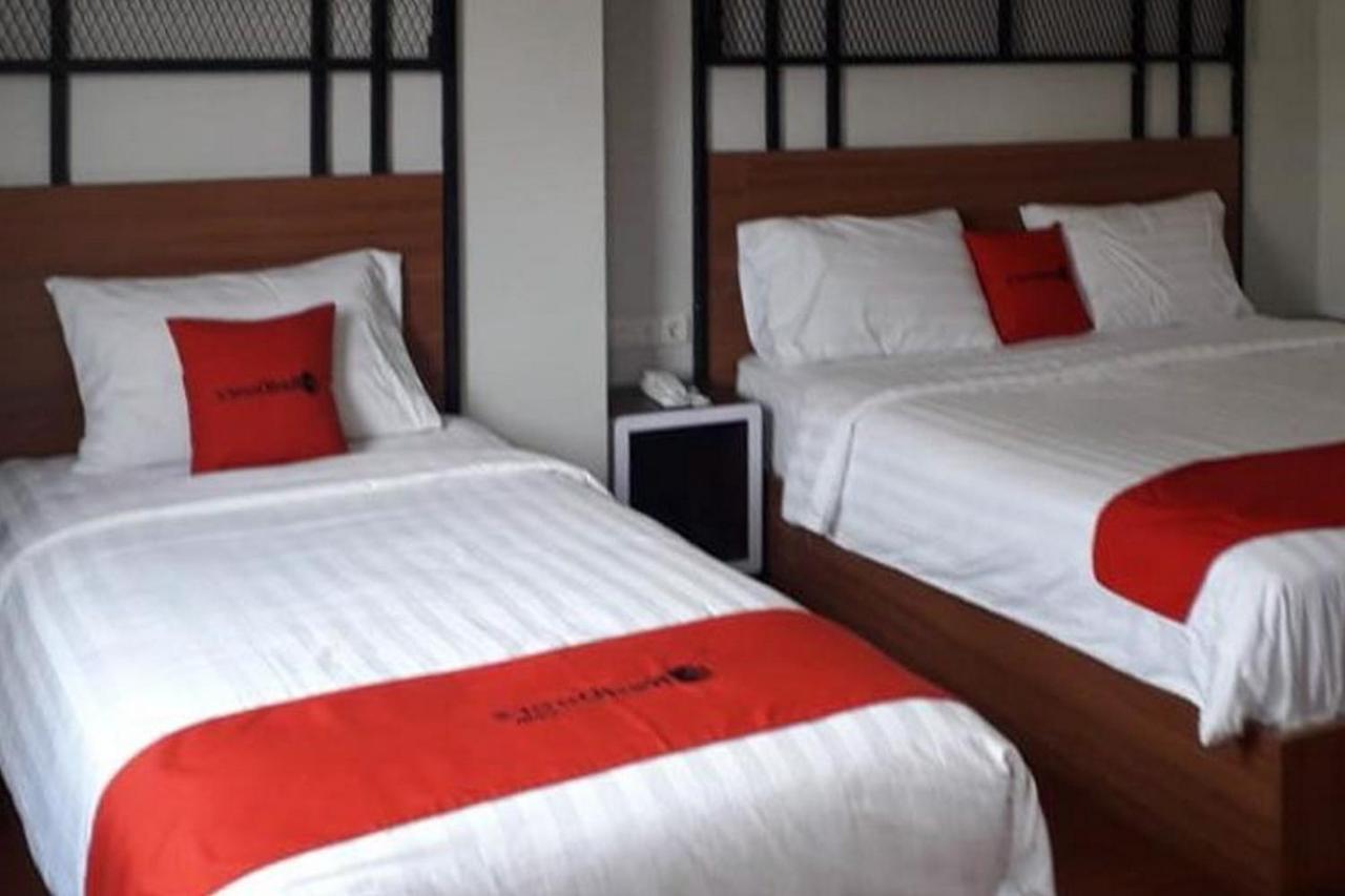 Reddoorz Plus @ Doorman Guest House Bandung Exterior photo